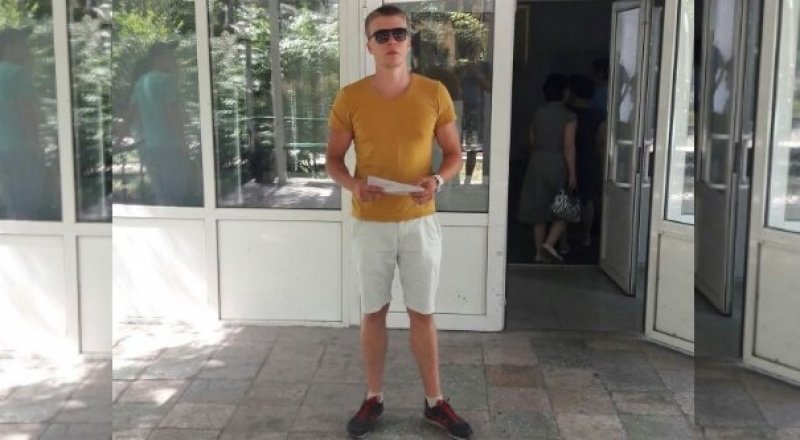 Житель Алматы Юрий Крылов перед входом в здание Специализированного межрайонного суда по уголовным делам Алматы.