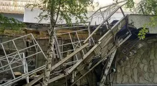 В Алматы обрушилась часть террасы гостиницы "Казахстан"