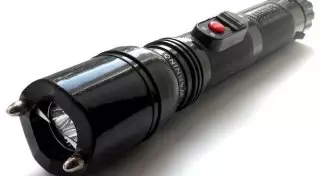 У гражданина Сербии изъяли фонарь-электрошокер в аэропорту Алматы