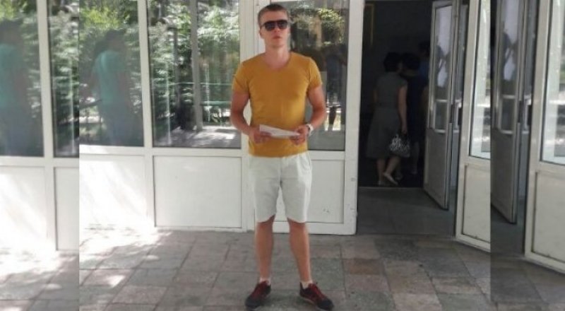 Житель Алматы Юрий Крылов перед входом в здание Специализированного межрайонного суда по уголовным делам Алматы.