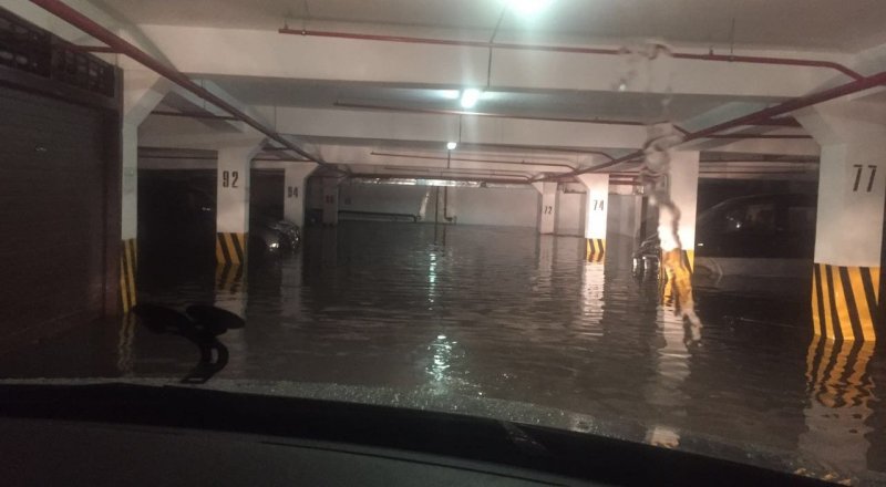 Парковка БЦ "Нурлы тау". Фото прислано читателем © Tengrinews.kz