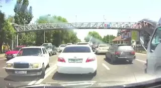 Водитель мгновенно поплатился за нарушение ПДД в Алматы