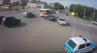 Мужчина с ребенком на руках несколько раз ударил водителя-лихача