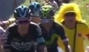 Во время гонки "Тур де Франс" велогонщик ударил выбежавшего на трек болельщика