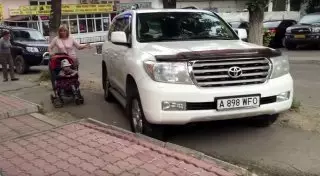 Водителя Land Cruiser 200, припарковавшегося на тротуаре, наказали в Алматы