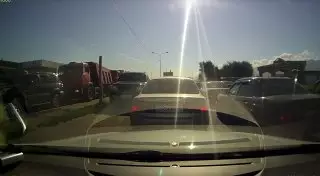 Водитель Land Cruiser по встречке объехал пробку в районе рынка "Алтын-Орда"