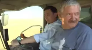 Аким ЗКО поработал на комбайне и собрал 48 центнеров пшеницы