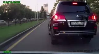 В Алматы водитель Lexus мгновенно поплатился за нарушение ПДД