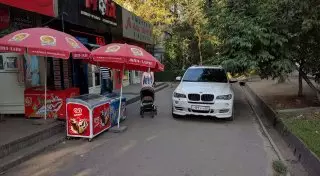 Водителя BMW оштрафовали за парковку на тротуаре в Алматы