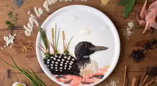 Девушка, которая любит играть с едой