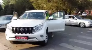 Гражданин с видеокамерой застал врасплох "дипломата"