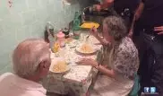 Римские полицейские приготовили пасту для пожилой пары, страдающей от плохих новостей по ТВ