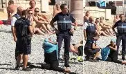Полисмены заставили женщину снять буркини на пляже в Ницце