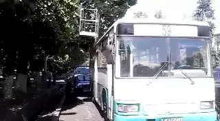 В Алматы автобус врезался в автовышку с рабочим