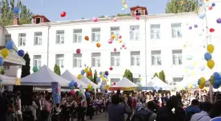 Байбек поздравил алматинских школьников с Днем знаний