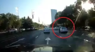 Опасный трюк водителя Lada сняли на дороге в Алматы