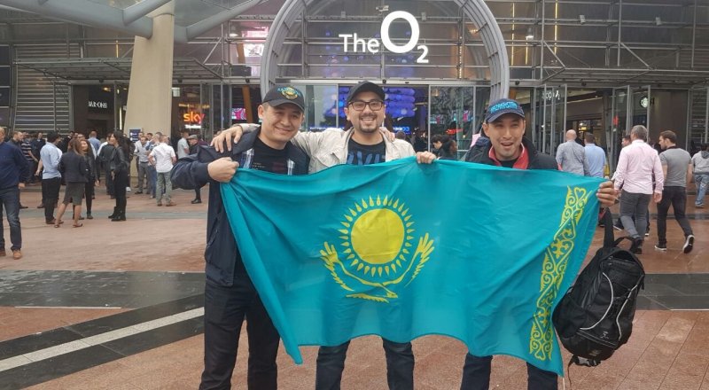 Казахстанцы возле арены O2 в Лондоне.