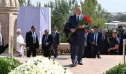 Президент Казахстана возложил цветы к могиле Ислама Каримова