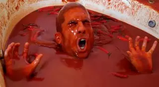 Блогер залез в ванну с соусом чили и едва не ослеп