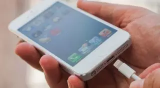 Как правильно заряжать смартфон, чтобы он прослужил дольше