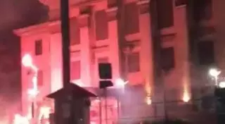 Неизвестные атаковали пиротехникой российское посольство в Киеве - СМИ