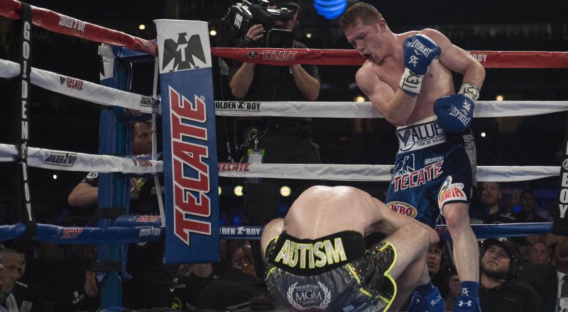 Эпизод боя Альварес - Смит. REUTERS©