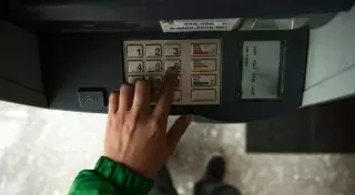 Злостные неплательщики штрафов не смогут пользоваться банковскими картами