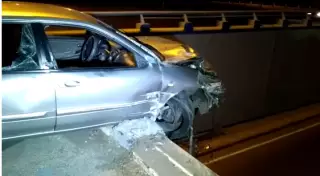 Nissan влетел в ограждение и повис на ВАЗовском мосту в Алматы