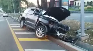 Автоледи на Lexus вылетела на встречку и упала в арык на Аль-Фараби в Алматы