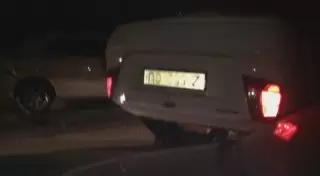 В Астане автомобиль опрокинулся на припаркованную машину