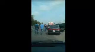 Драку женщины с группой мужчин засняли на трассе в Алматы