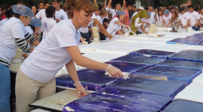 Приготовленный торт является самым большим не только в Кыргызстане, но и во всей Центральной Азии.