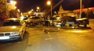 В Алматы водитель Subaru устроил массовое ДТП, скрываясь от погони