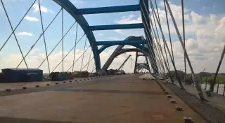 Россиянин сорвался со строящегося моста в Иртыш: Тело еще не найдено