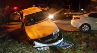 Автомобиль снес светофор и дорожные знаки в результате ДТП в Алматы