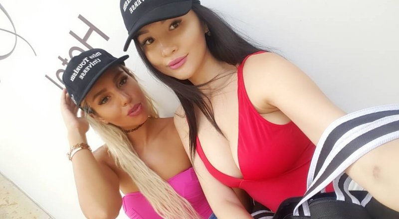 Ардана Каденова (в красном) с Мисс Ливией