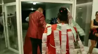 Цыганский свадебный ролик с дождем из евро и золота стал хитом Интернета