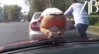 Полиция Алматы оштрафует героев видео с оригинальным способом буксировки авто