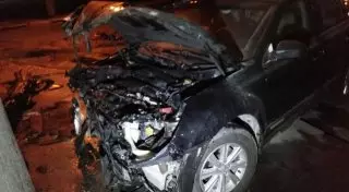 Subaru загорелся в результате ДТП в Алматы: водитель скрылся