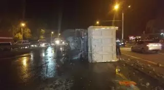 В ДВД Алматы прокомментировали ДТП с перевернувшимся китайским грузовиком по улице Саина