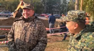 Прапорщик о спасении провалившихся под асфальт: Девочка плакала навзрыд и ухватилась за трос