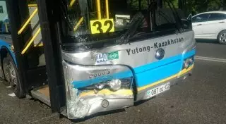 В Алматы автобус протаранил легковое авто