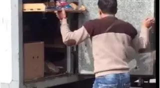 Небрежная разгрузка хлеба водителем грузовика возмутила жительницу Алматинской области