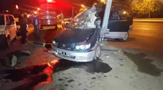 В Алматы Toyota на скорости врезалась в столб, 3 человека пострадали