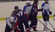 Массовая драка в матче Женской хоккейной лиги попала на видео
