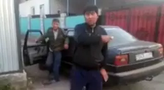 Жителей Есика возмутило поведение мужчины, справившего нужду из авто на чужой забор