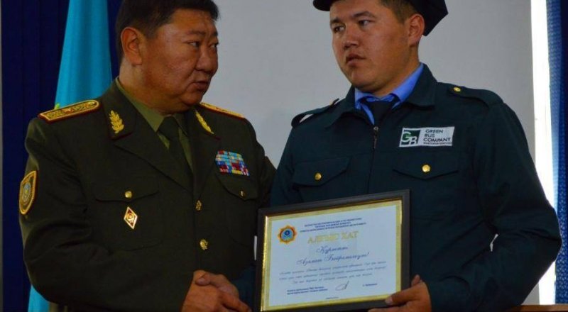 Начальник ДЧС Алматы поблагодарил водителя Азамата Сагынова за спасение детей. 