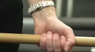 Мужчина с обрезком трубы напал на полицейский патруль в Капшагае