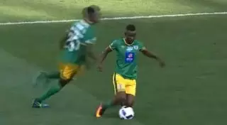 Африканский футболист получил желтую карточку за финт