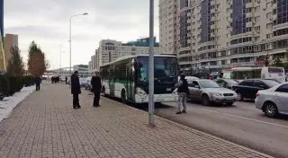 В центре Астаны полицейские остановили пассажирский автобус